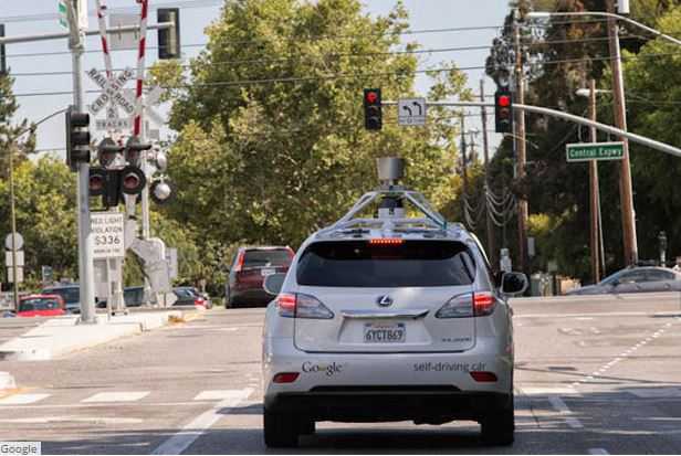 Один из прототипов беспилотных внедорожников Google ездит вокруг Маунтин-Вью, Калифорния.